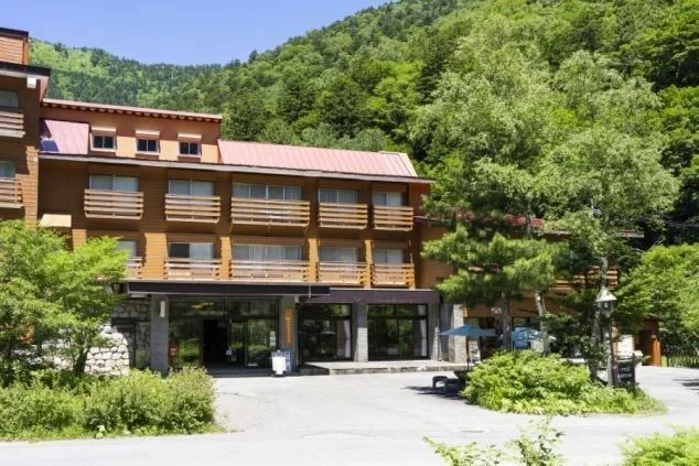 晴れた日の上高地エリアの施設外観画像。