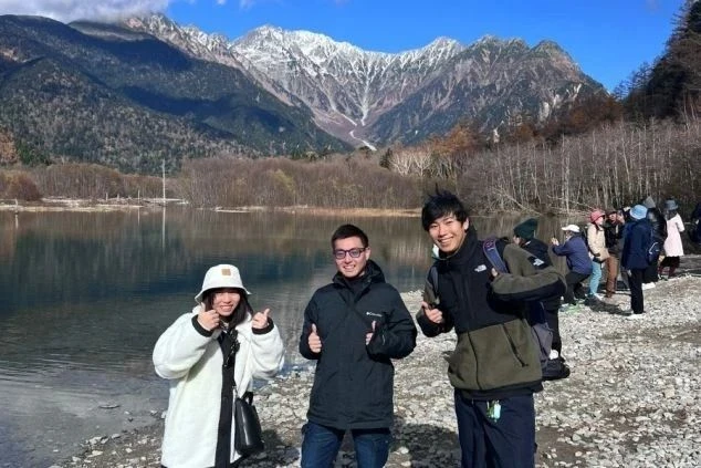上高地で記念撮影する男女3人のワクトリスタッフの画像。