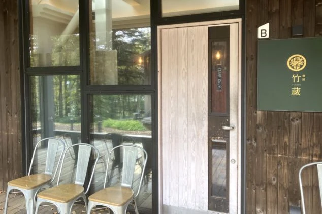 リゾートバイト先のラーメン屋さんの外観画像。