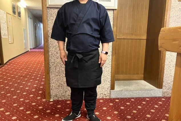落ち着いた紺色の作務衣と黒の前掛けスタイルの制服画像。