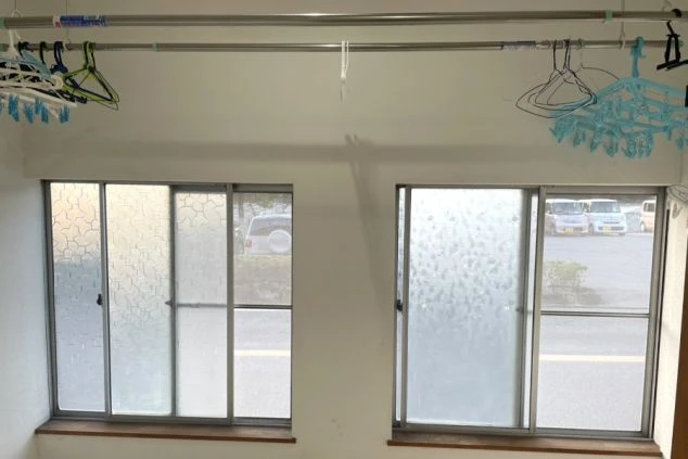 リゾートバイトの部屋内物干しの画像