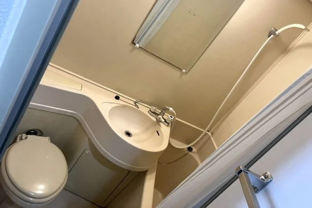個室内に完備された清潔なユニットバスの画像。共有スペースを通らずに身支度ができる。