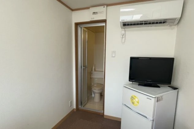 リゾートバイトの部屋内のエアコン、TV、冷蔵庫の画像