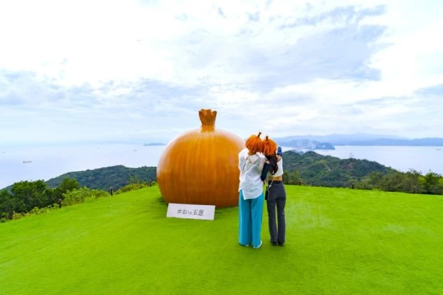 淡路島でのリゾートバイトの魅力をまとめた募集画像。「アクセス抜群」「設備充実の寮」などのメリットと共に、明石海峡大橋や鳴門海峡の絶景写真が掲載されています。