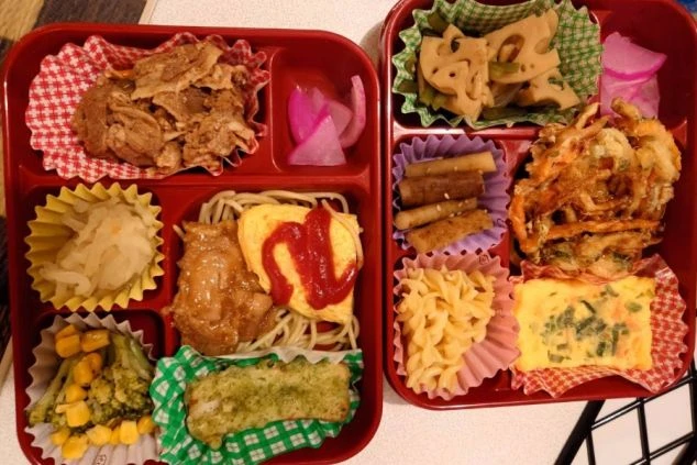 リゾートバイトのまかない弁当の画像。