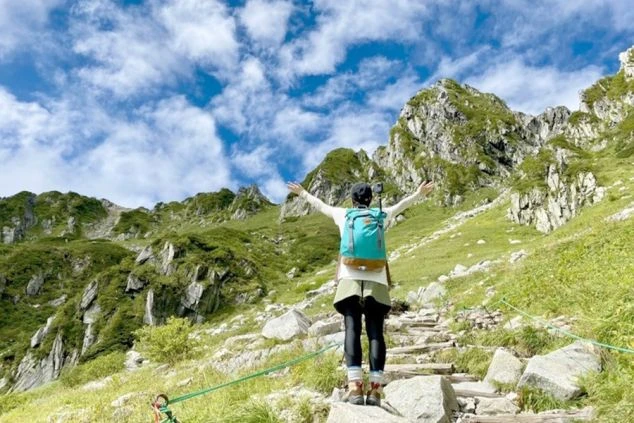 長野県の山岳リゾートで登山・ハイキングを楽しむ女性。