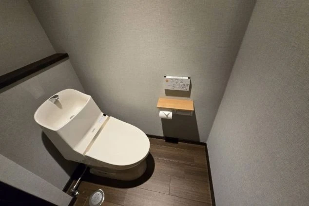 稲住温泉のホテルでリゾートバイトするスタッフが住む客室寮のトイレの画像。