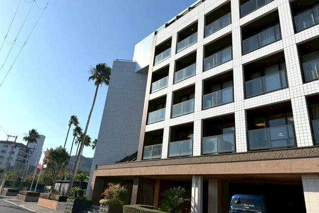 兵庫県淡路島にある海沿いホテルの外観写真。