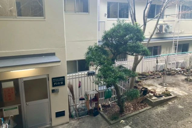 共用部のキッチン。冷蔵庫や電子レンジなどを完備しています。