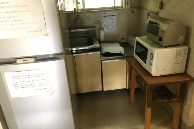 リゾートバイトの寮にある、共用の洗面所。シンプルですが、清潔に保たれています。