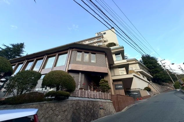 ワクトリ社員が撮影した施設の外観写真。有馬の青空に映える建物。