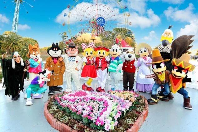 テーマパークのパレードやショー。遊園地・レジャー施設でのリゾートバイトの仕事風景。