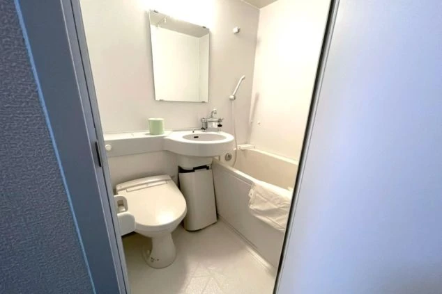 リゾートバイトの個室寮の部屋にあるユニットバスの画像。水回りもキレイ。