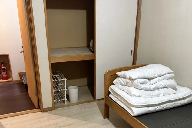 リゾートバイトの個室寮の部屋内の画像。