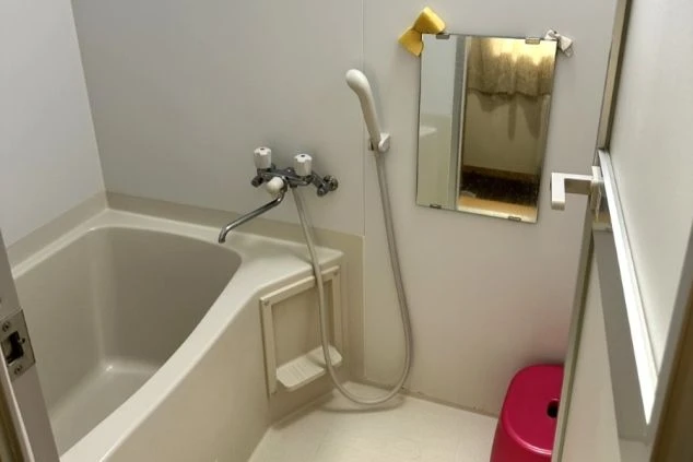 リゾートバイトの共用の浴槽の画像。