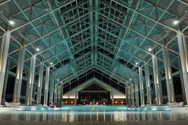 ホテルや施設のイルミネーションされた通路。冬のリゾートバイトや夜間の仕事場の雰囲気。