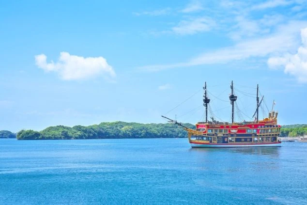 三重県志摩の賢島エスパーニャクルーズ船と青い海。リゾートバイトの休日に楽しめる、伊勢志摩の観光と海の体験。
