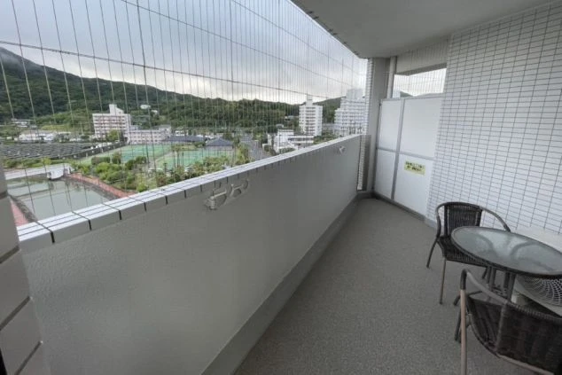 景色が良い寮のベランダ。リゾートバイトの休憩時間に利用できる、テーブルと椅子付きの快適な屋外スペース。