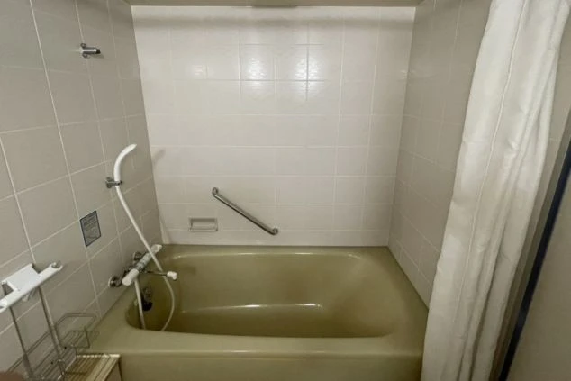 湯船にゆっくり浸かれる浴槽付きのユニットバス。毎日のお風呂で疲労回復ができる、きれいなリゾートバイトの寮。