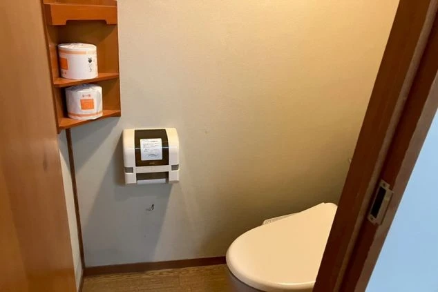 兵庫県の旅館でのリゾートバイトの寮のトイレの写真。客室なので清潔。