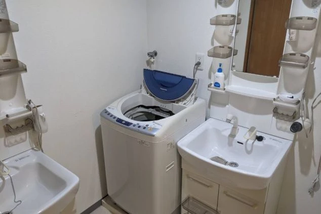リゾートバイトの相部屋寮の共用洗面所の画像。洗濯機もある。