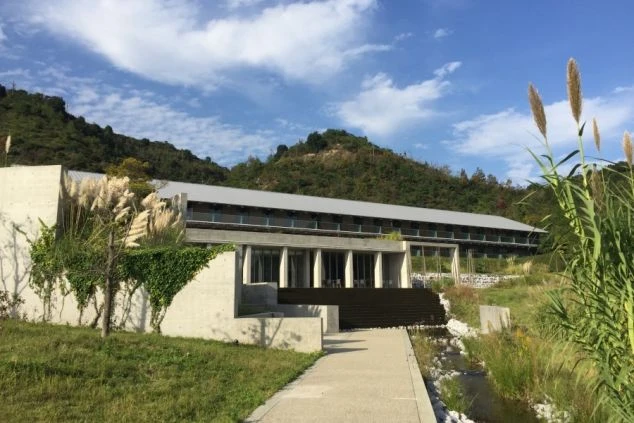 直島の自然に溶け込む、コンクリートと芝生が特徴的なリゾートホテルの建物。
