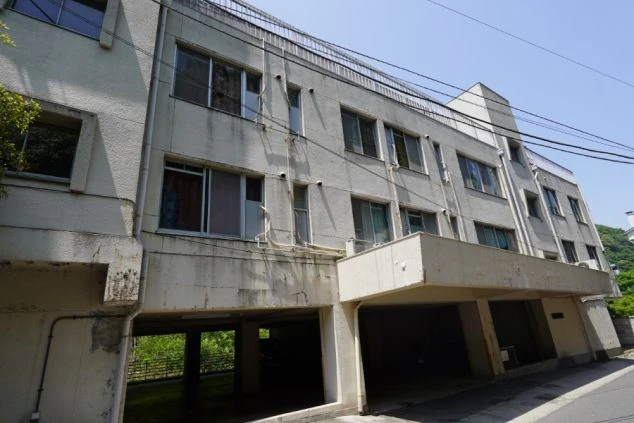 リゾートバイト寮の外観画像。住み込み求人の拠点となる集合住宅タイプのスタッフ寮。