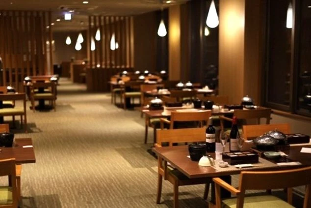 シックでモダンな雰囲気のホテル内レストランの画像。温かみのある照明の下で、上質な接客スキルを身につけられるレストランホール業務の職場環境。