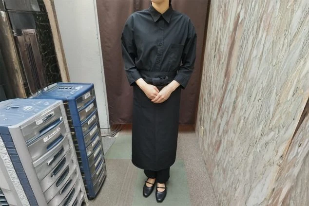 レストランの女性制服画像