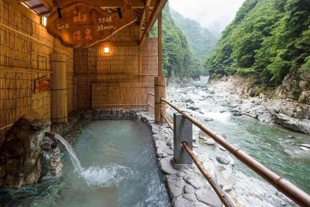 リゾートバイトの勤務先旅館の露天風呂の画像。