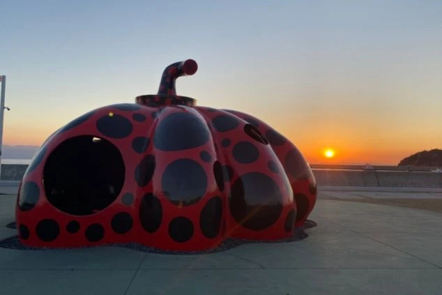 安藤忠雄氏設計のモダンな建物と、周囲の自然。アートの島で働く仕事募集。