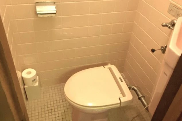 元客室の寮のトイレの画像。