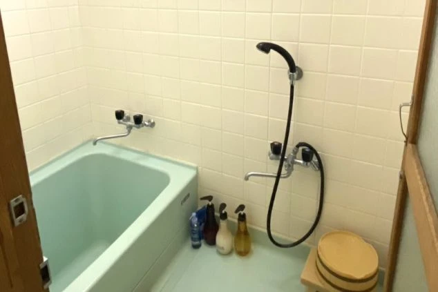 元客室の寮のお風呂の画像。