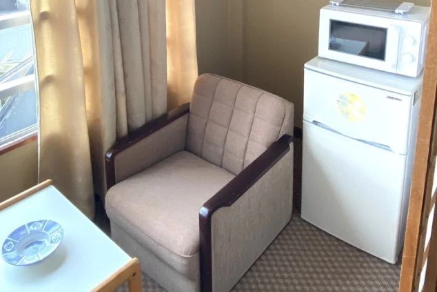 元客室の寮の冷蔵庫と電子レンジ設備の画像。