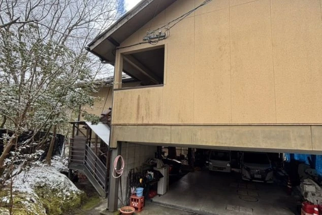 リゾートバイト寮の外観画像。落ち着いた色合いの建物で、九州屈指の温泉地での情緒あふれる冬のリゾートバイト生活を象徴する風景。