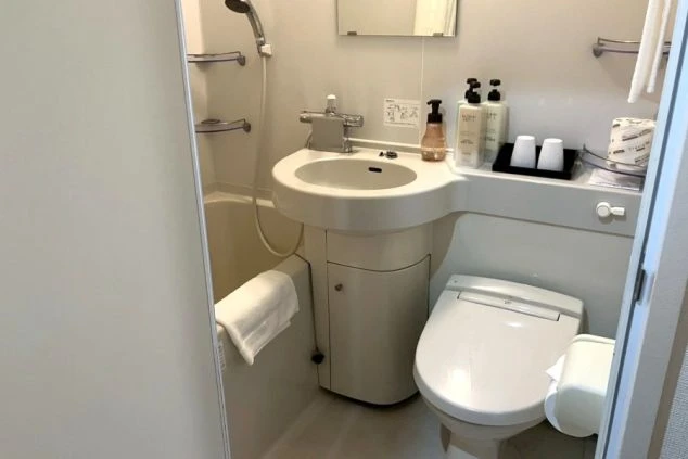 ユニットバス。浴槽と洗面台、温水洗浄便座付きのトイレが一体になっている。