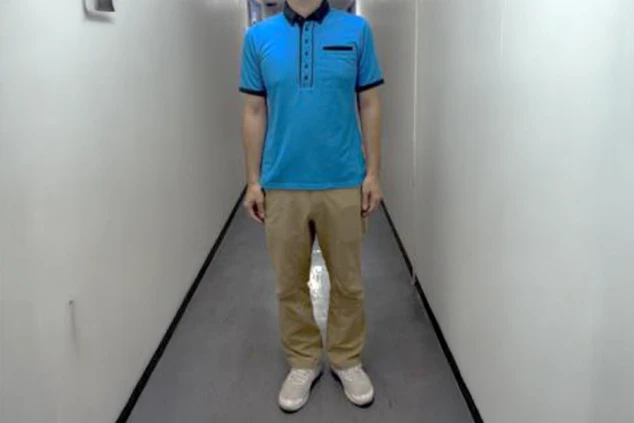 リゾートバイトの仕事風景のイメージ画像。客室清掃の仕事で着用する、水色のポロシャツとベージュのパンツ。