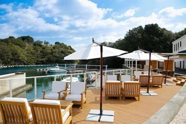 プールサイドのテラス席。南国リゾートのホテルにあるプールやカフェでのリゾートバイト。