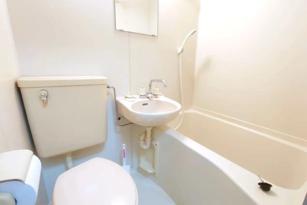 リゾートバイトするスタッフが住む寮のユニットバスの画像。