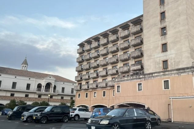 駐車場も完備されているリゾートバイトの寮の外観写真。