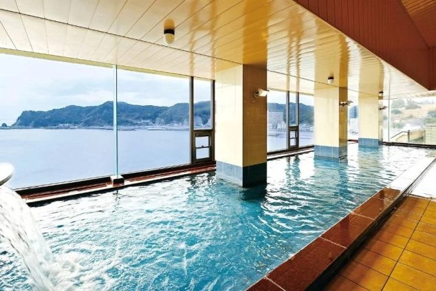 大きな窓から海を一望できる、リゾートホテルの展望温泉。オーシャンビューの絶景を眺めながら、広々とした湯船で手足を伸ばしてくつろげます。