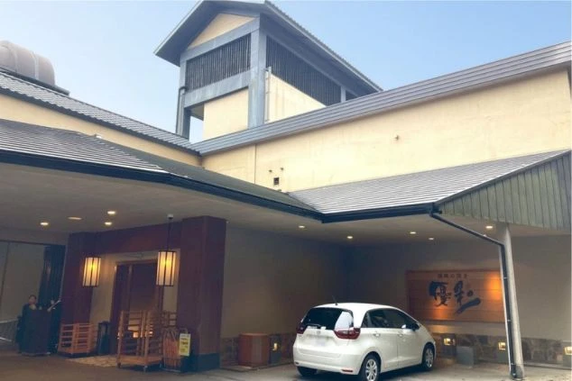 阿蘇の山々に囲まれた黒川温泉の老舗旅館の外観画像。