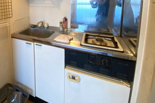 リゾートバイト寮の共同キッチン。ガスコンロとシンクがあり、自炊も可能。生活費を抑えながら働くことができる。