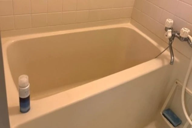 寮の部屋にある、清潔感のある浴槽。仕事の疲れをしっかり癒せる設備。