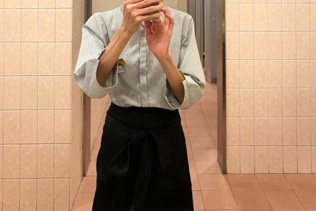 鳥羽のホテルのレストランスタッフの制服画像。