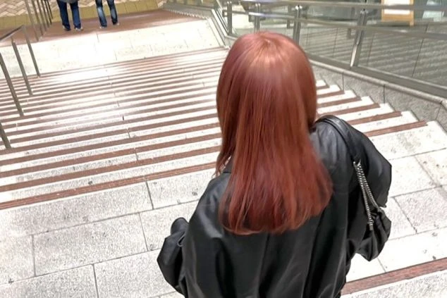 外国の石畳のような広場を歩く人。リゾートバイトの休日の散策や街の雰囲気。