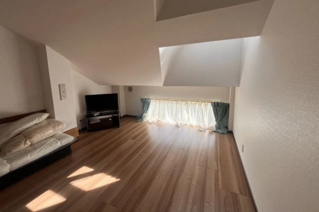 リゾートバイトの寮のロフト付き個室。天窓から光が差し込む、明るく開放的な空間です。