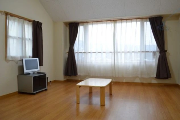 リゾートバイトの寮のリビングの画像。