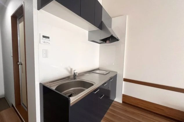 リゾートバイトの寮の、モダンでおしゃれなキッチン。IHコンロや電子レンジ、冷蔵庫も完備され、快適に自炊ができます。