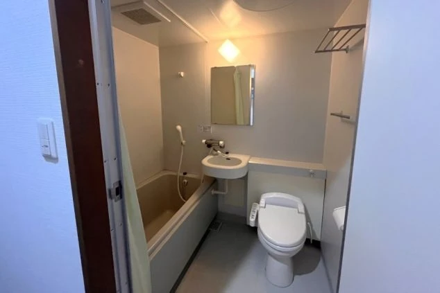 リゾートバイトの寮のユニットバス。温水洗浄便座付きトイレや、ゆったり入れる浴槽があり、清潔で快適な空間です。